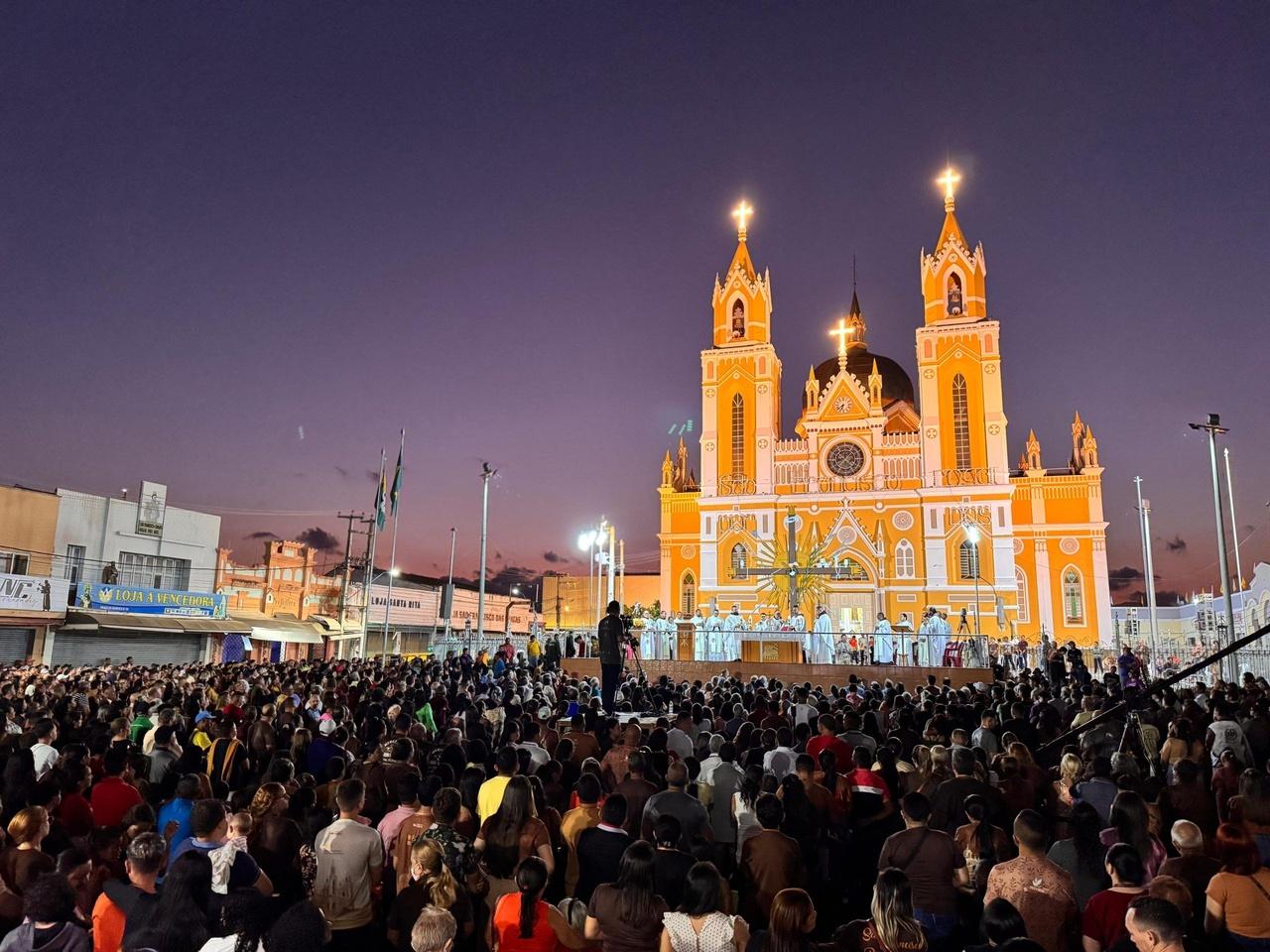 Praça da igreja de Canindé com muitos fiéis assistindo à abertura da Festa de São Francisco