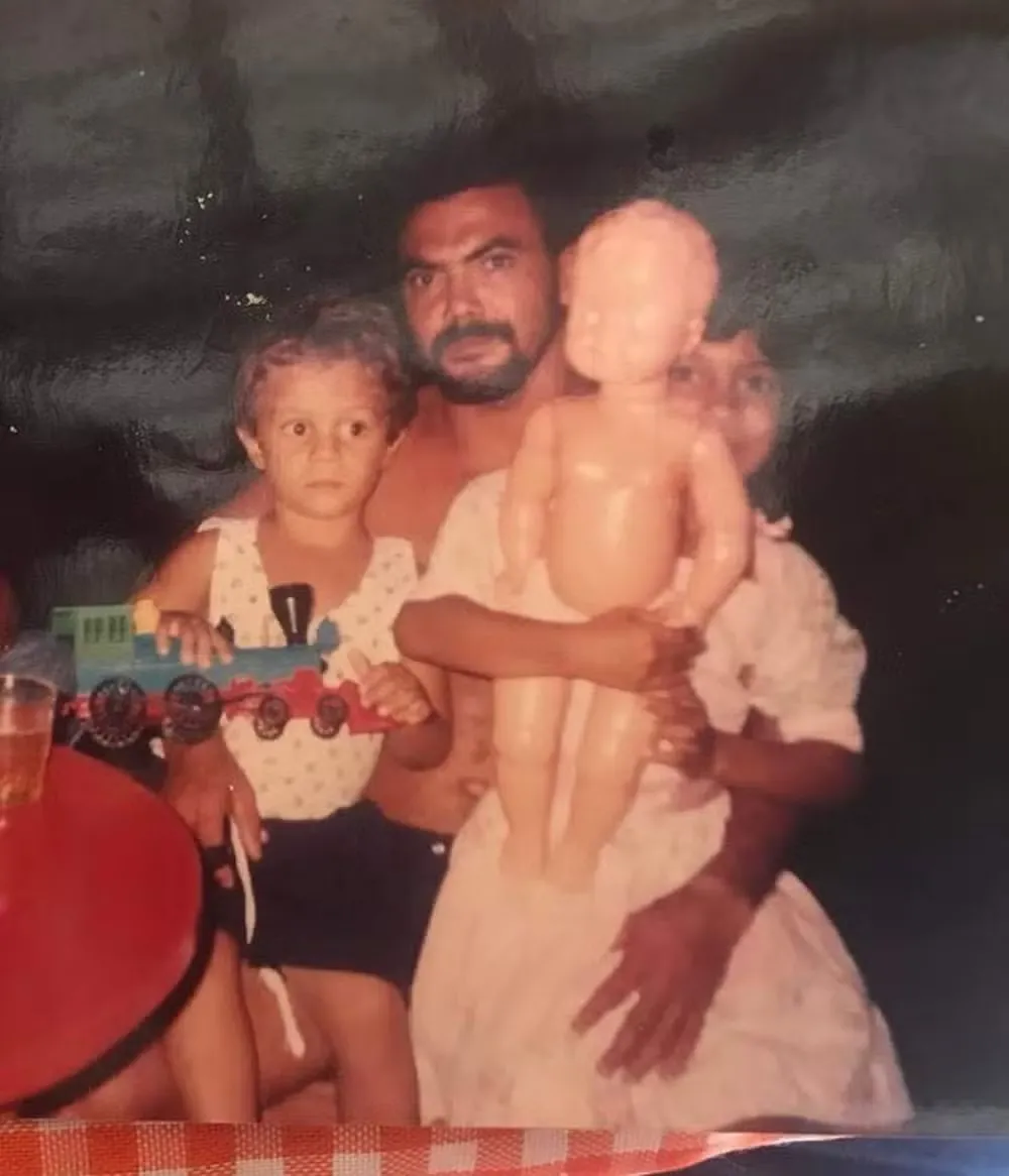 Mais velha de cinco irmãs, Gislayne é a única que lembra com detalhes da presença do pai, que ela descreve como um homem carinhoso e trabalhador