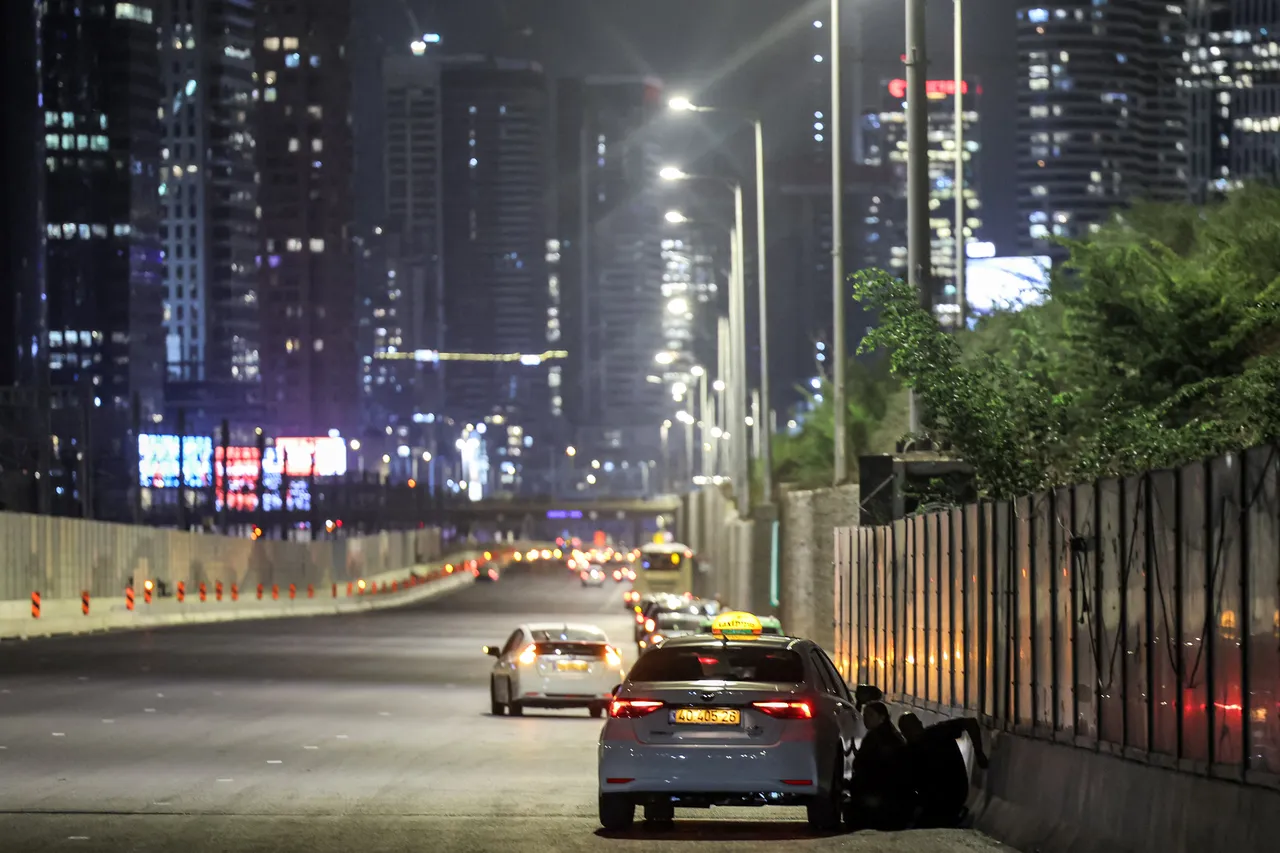 Pessoas desceram de seus carros e se esconderam em uma rodovia de Tel Aviv