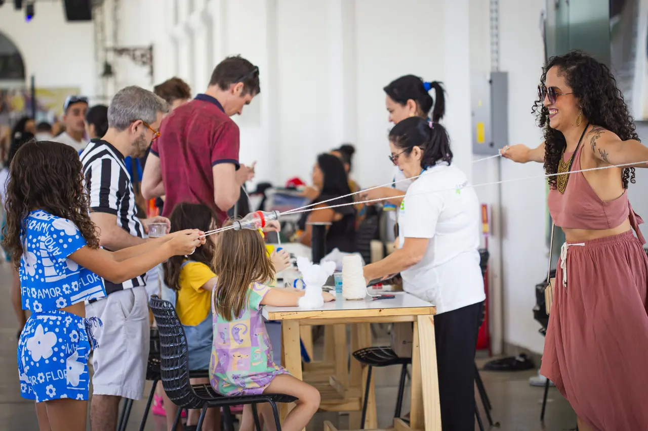 Oficina de produtos infantis com materiais reciclados na Estação das Artes