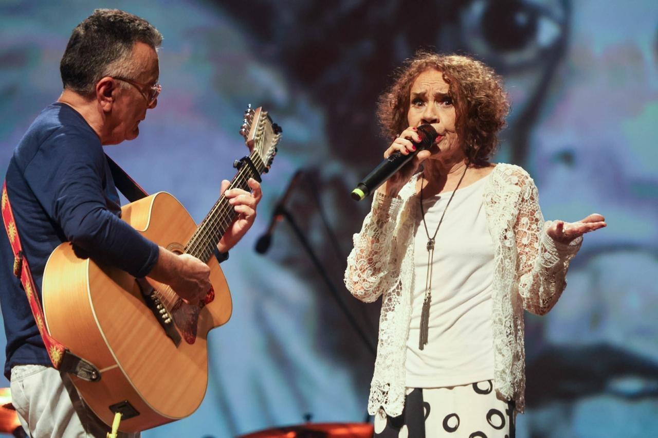 Téti participou em agosto deste ano de show em homenagem aos 70 anos do músico Manassés (à esquerda)