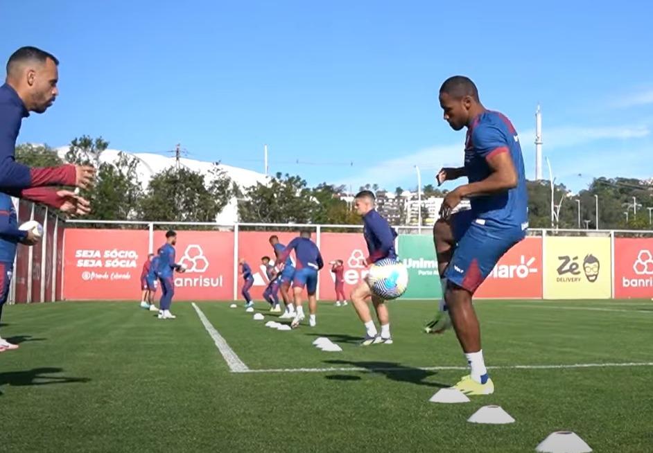 Moisés aparece em treino do Fortaleza e deve ser opção para enfrentar o Grêmio