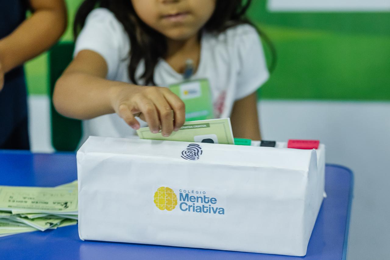 Crianças se candidatam e votam em simulação de eleições realizadas por colégio em Fortaleza