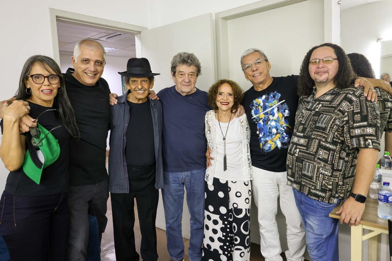 Projetos coletivos marcaram a carreira de Téti na música; na foto, registro de bastidores da participação da artista em show de 70 anos do músico Manassés