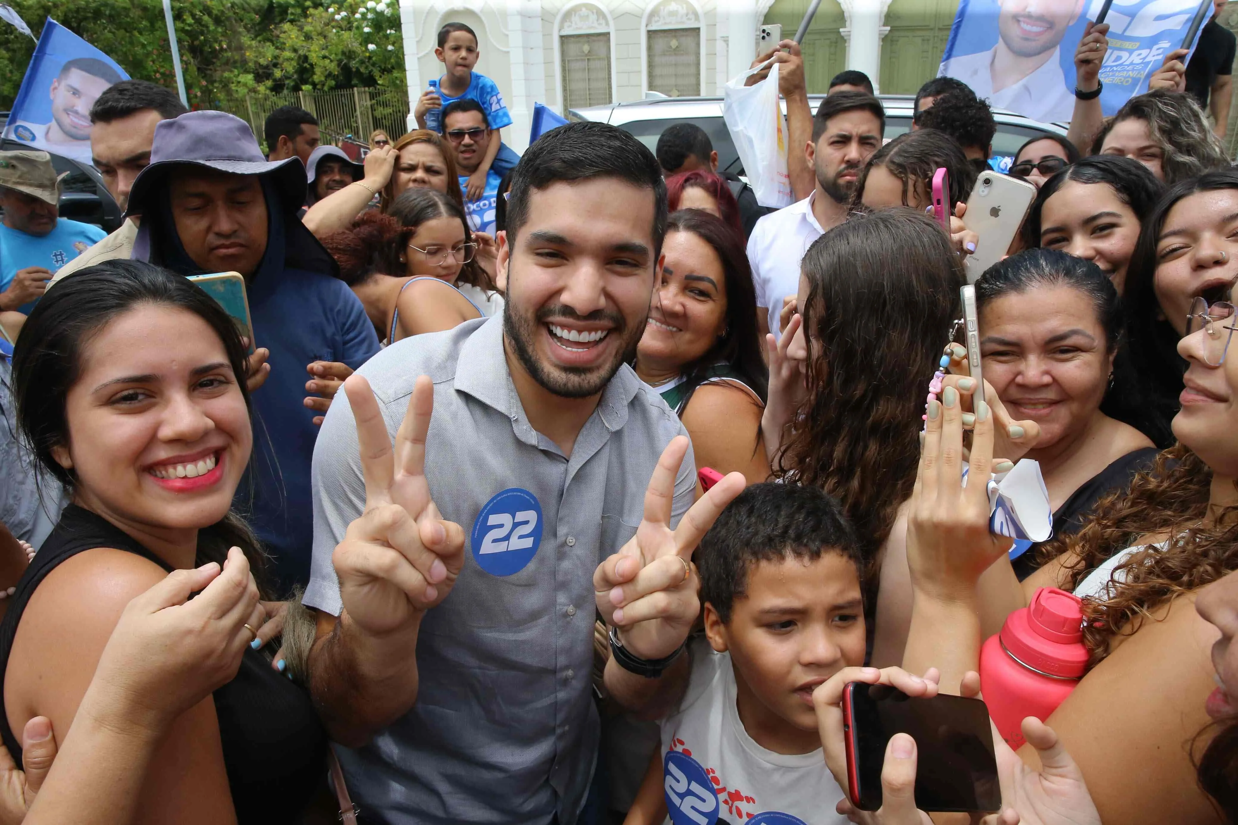 André Fernandes com apoiadores, na Praça José de Alencar.