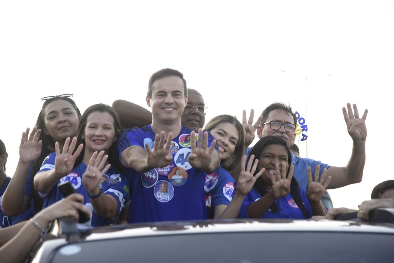 Capitão Wagner ao lado da vice Edilene Pessoa e de apoiadores durante a carreata