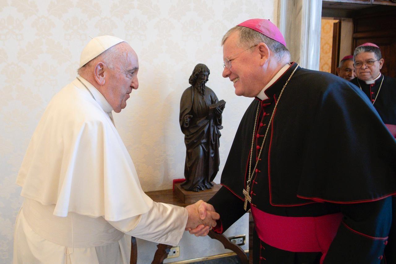 Papa Francisco e Dom Jaime durante visita do religioso brasileiro ao Vaticano