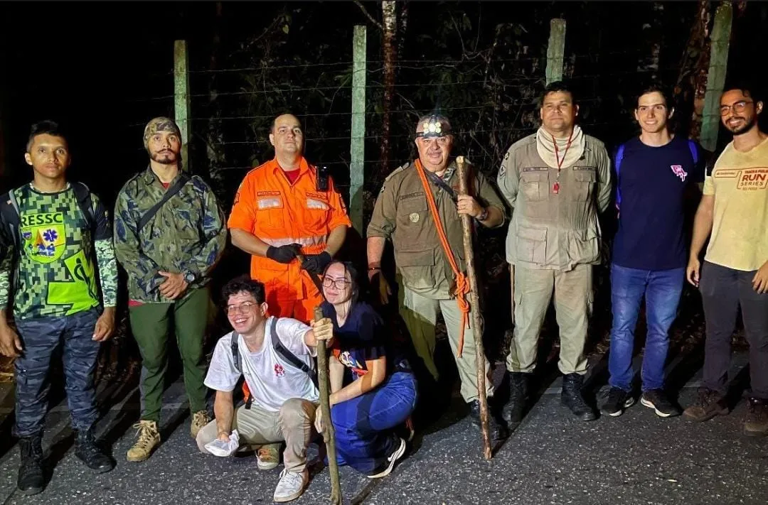 Condutores turísticos Antônio Brasiliano (1º da esquerda para direita) e Marcos Silva (2º da esquerda para direita) auxiliaram os bombeiros no resgate do grupo
