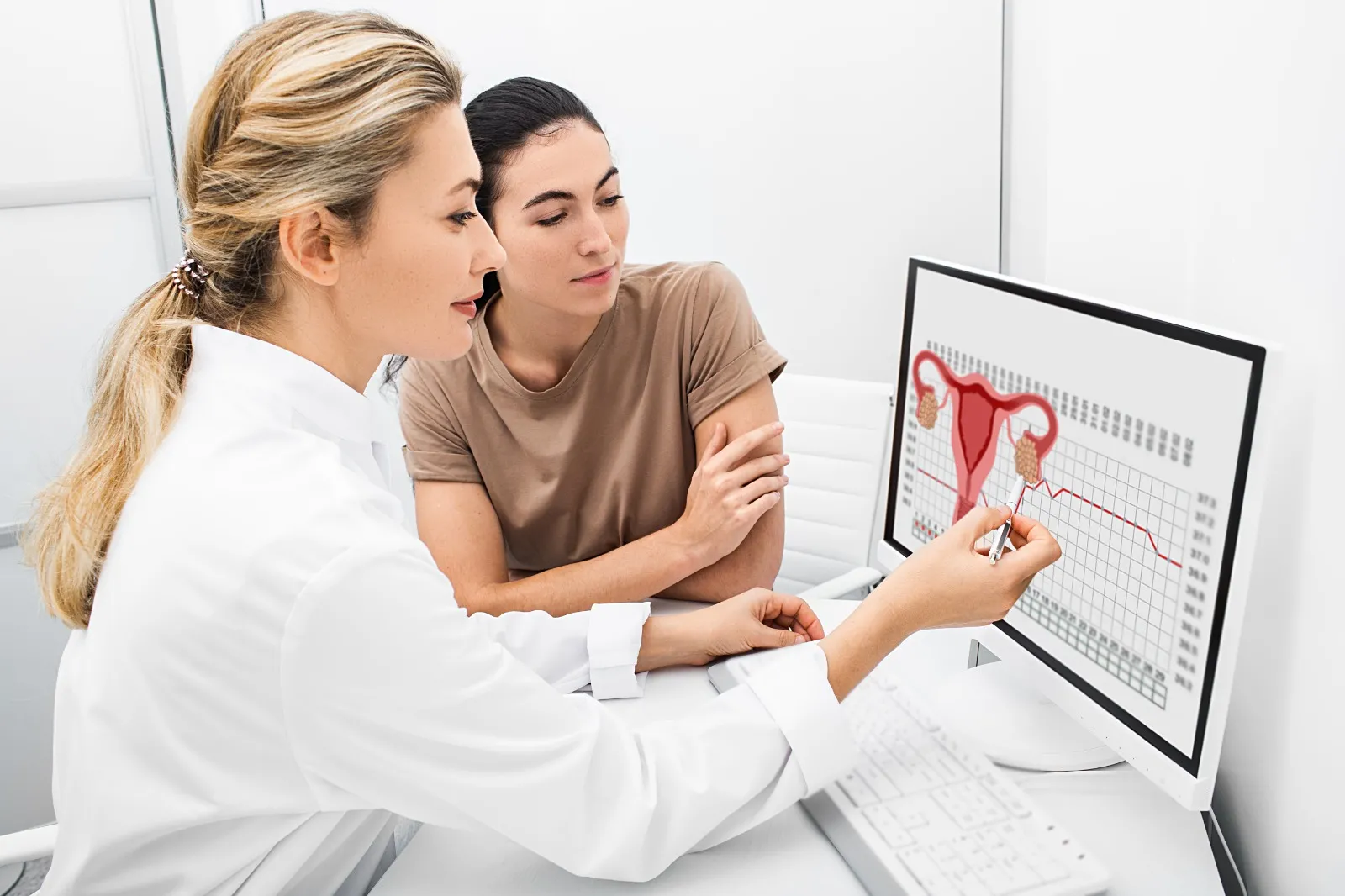 A decisão de iniciar a reposição hormonal deve ser feita em conjunto com o médico, levando em conta os riscos, benefícios e as preferências da mulher