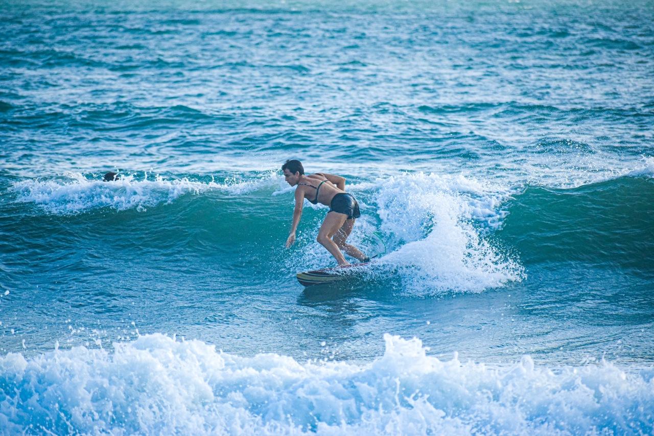 Mulher surfando