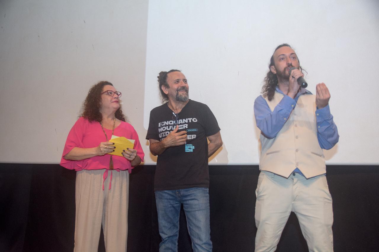 Nomes como a atriz Karla Karenina e o diretor Halder Gomes já participaram de eventos ligados ao Cine Marvin; na foto, os artistas com o professor Emerson Praciano