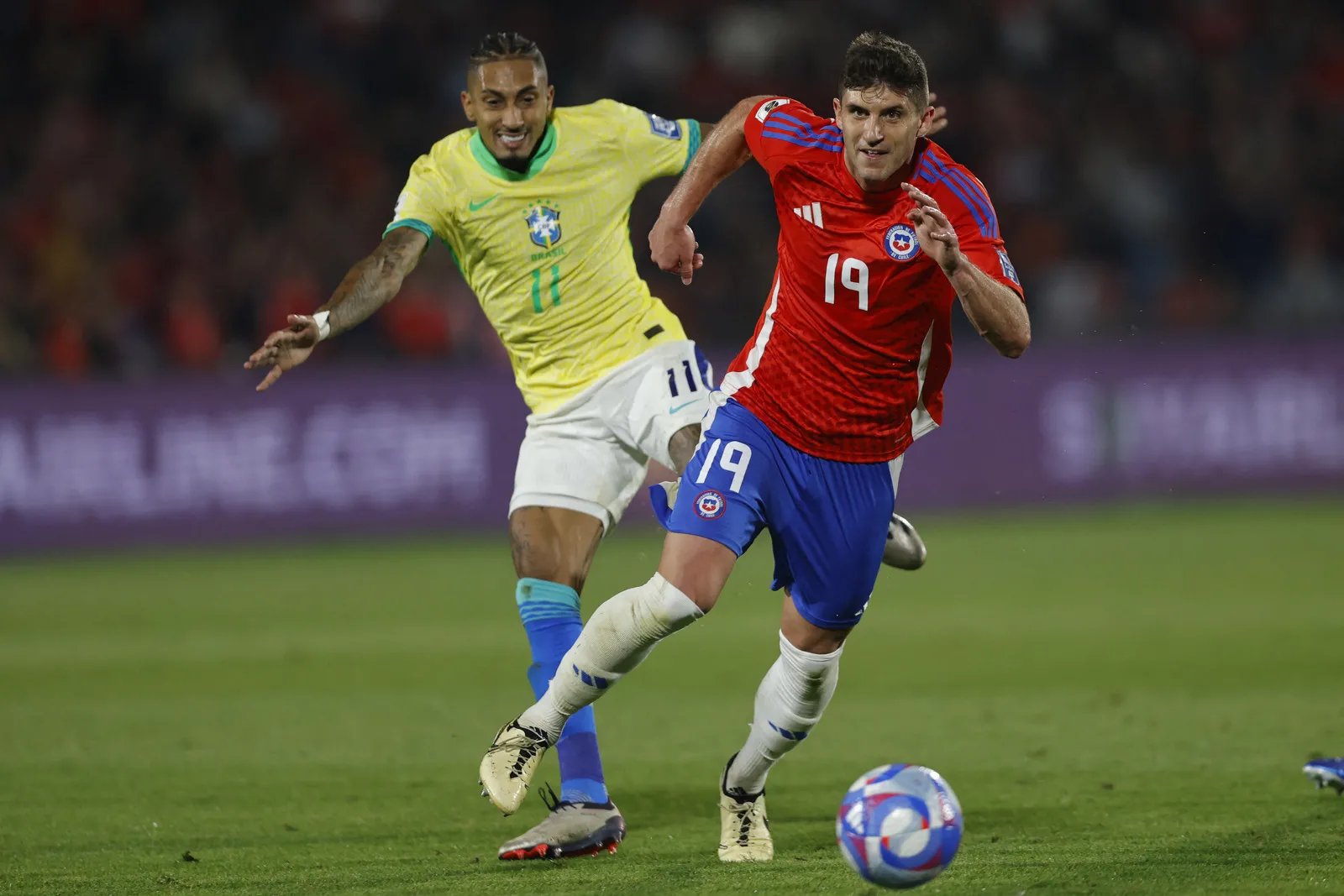 O zagueiro Kuscevic foi titular do Chile contra o Brasil pelas Eliminatórias da Copa do Mundo