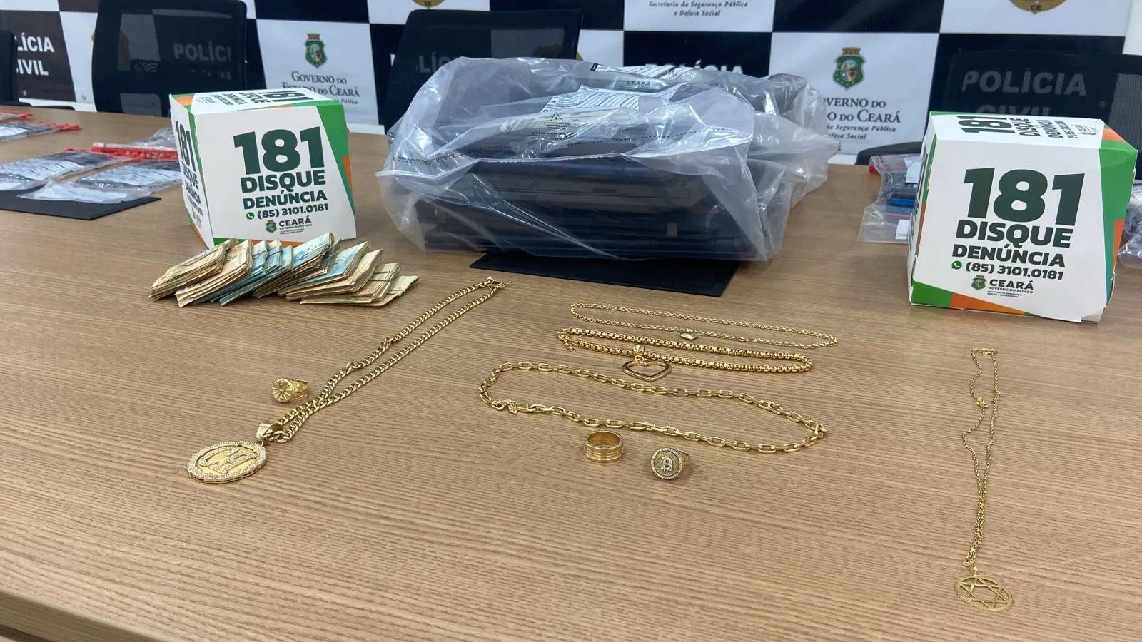 Joias de ouro, R$ 11 mil em espécie, mais de 20 celulares e mais de 30 notebooks também foram apreendidos com os suspeitos