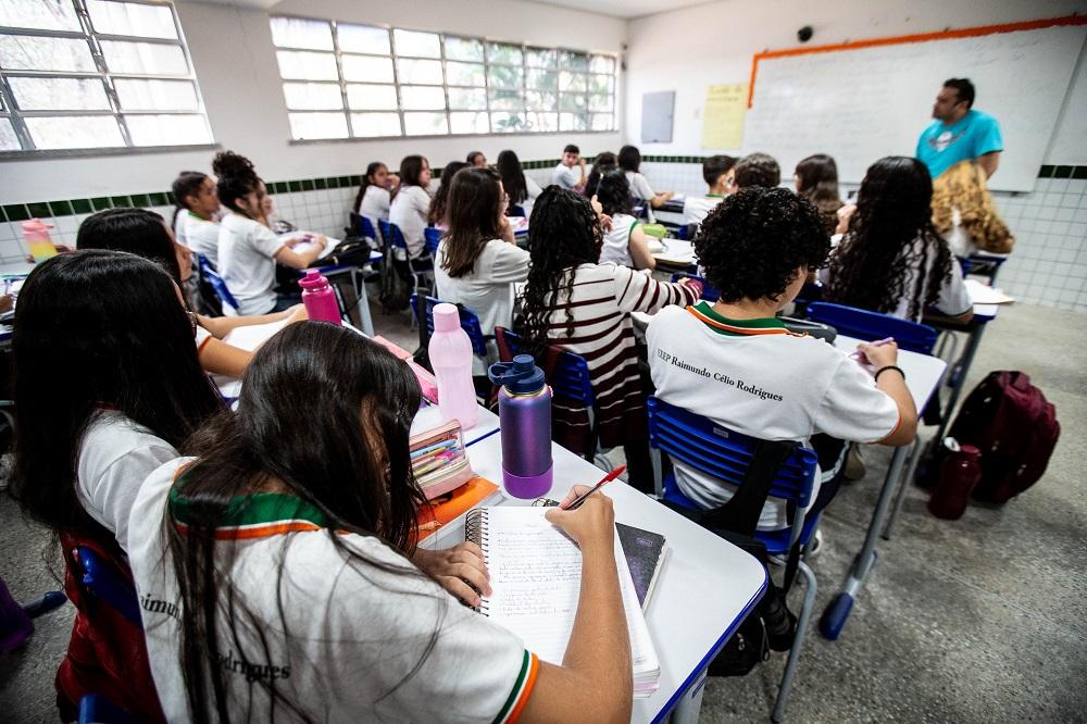 imagem de estudantes sentados na sala de aula