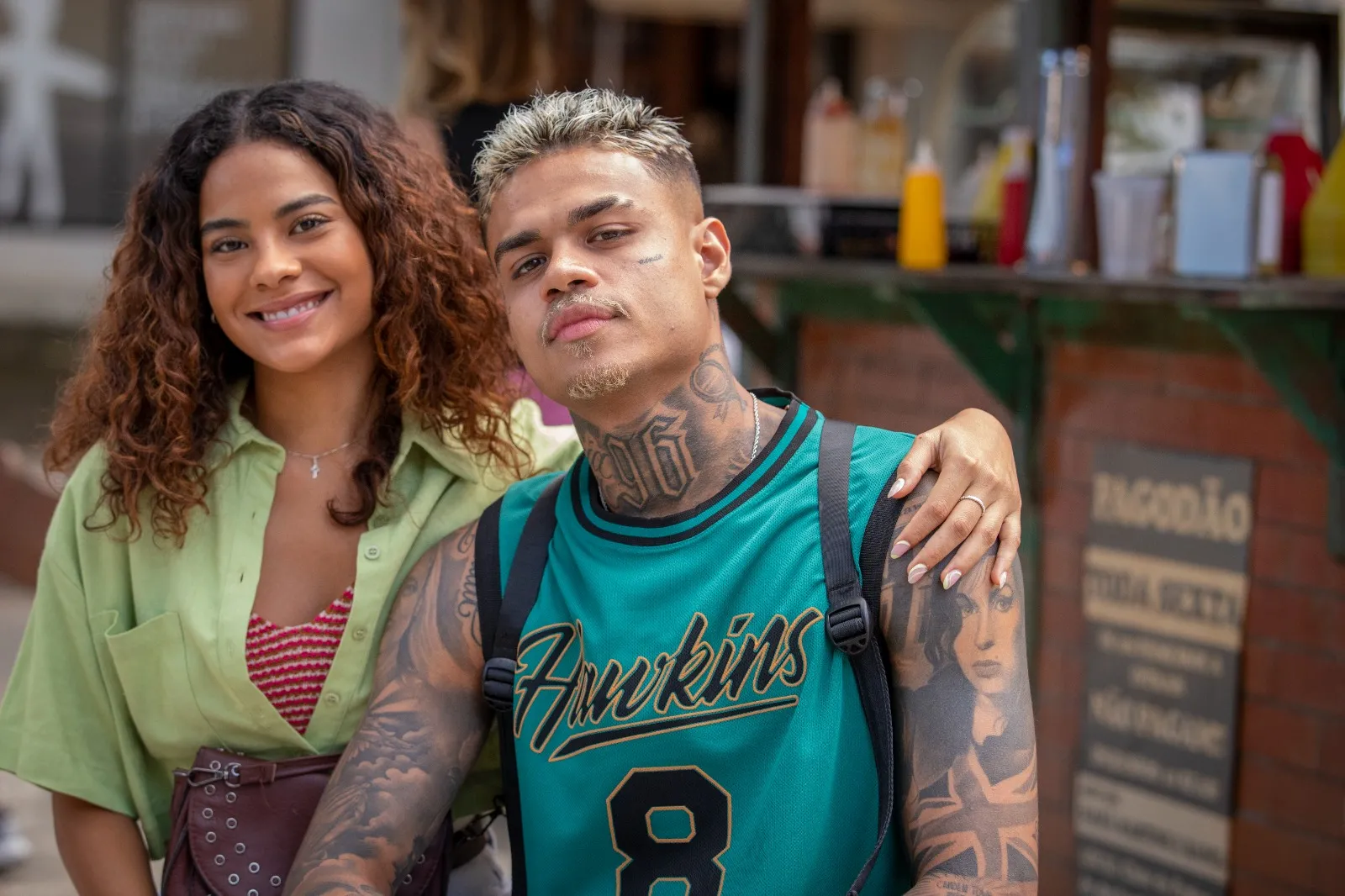 Além de viverem um casal na novela, Bella Campos e MC Cabelinho se relacionaram na vida real