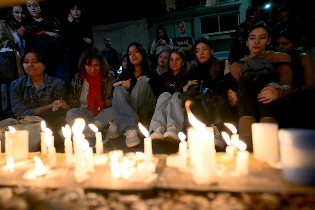 Fãs prestam homenagem em porta de hotel onde Liam Payne morreu na Argentina