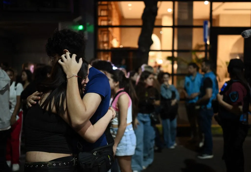 Fãs se reúnem na porta de hotel onde Liam Payne morreu