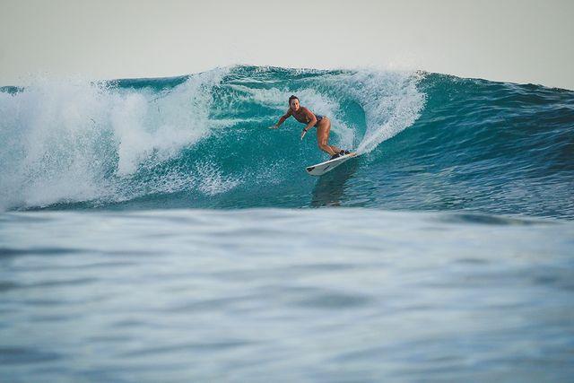 Giulia Manfrini surfando