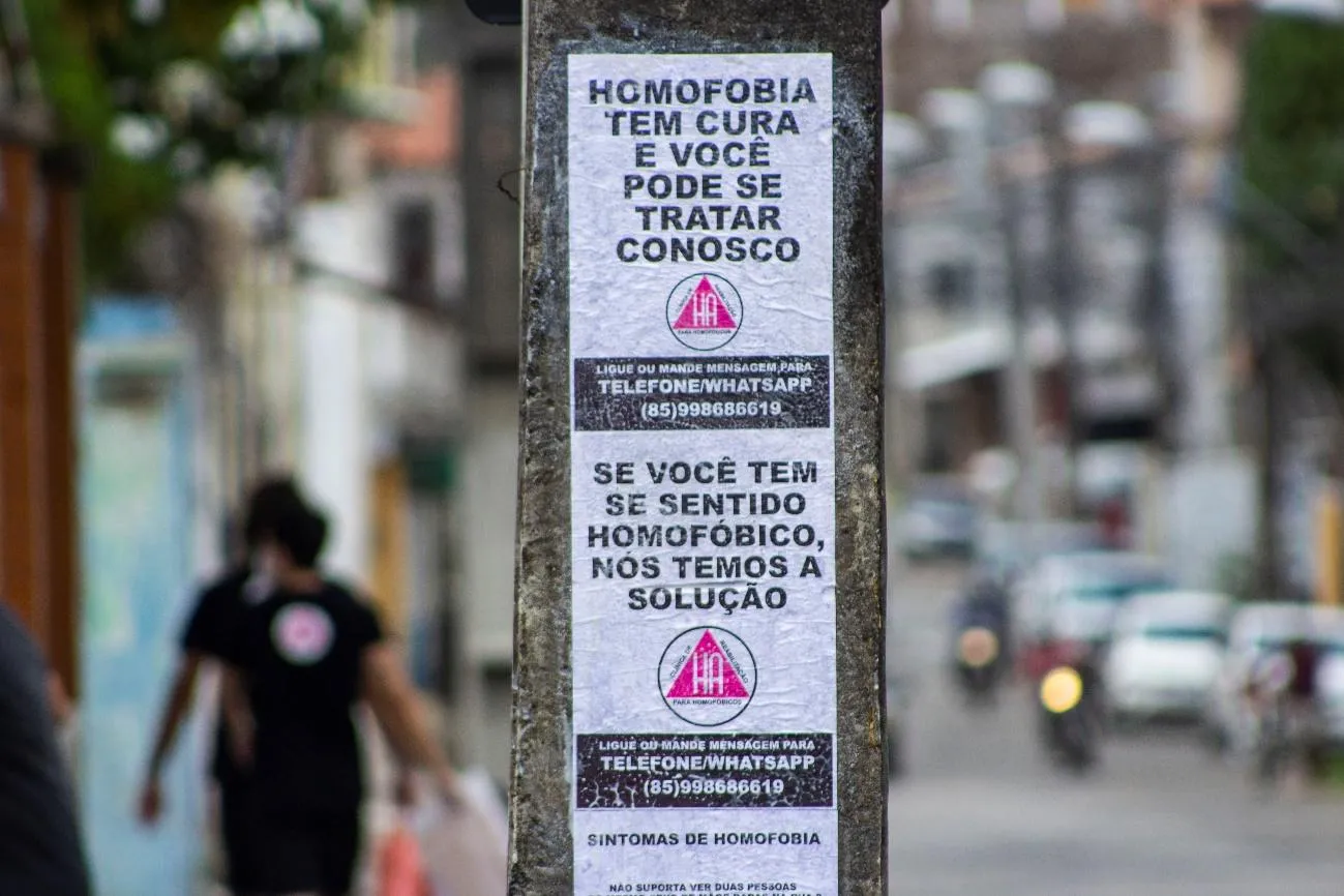 Panfletos, cartazes e faixas ocupam espaços urbanos na performance 