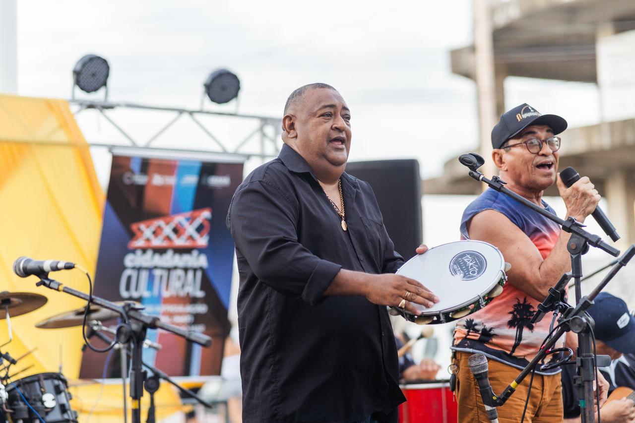 Com mais de 30 anos de história no samba, Junior Panthera canta e toca pandeiro