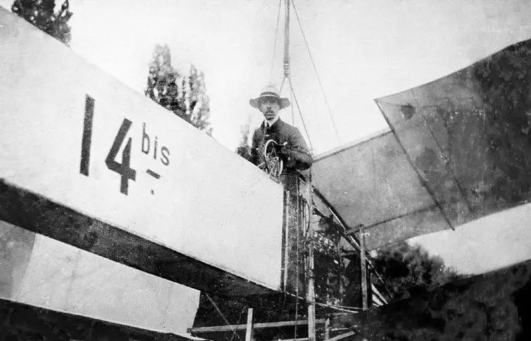 Alberto Santos Dumont a bordo do 14-BIS. Dia do Aviador: entenda por que data é celebrada nesta quarta (23)