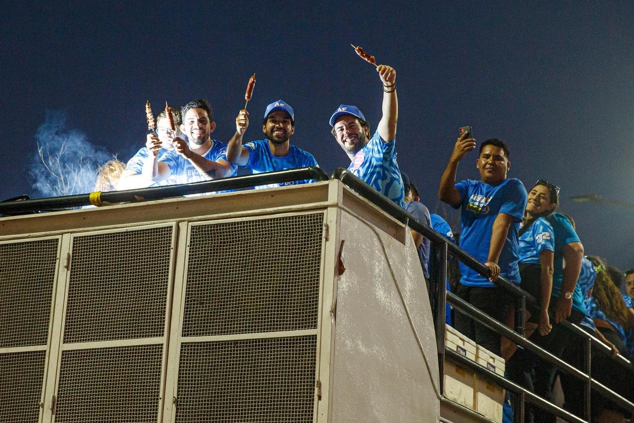 Apoiadores do André Fernandes (PL) durante a carreata que saiu da Barra do Ceará, em Fortaleza