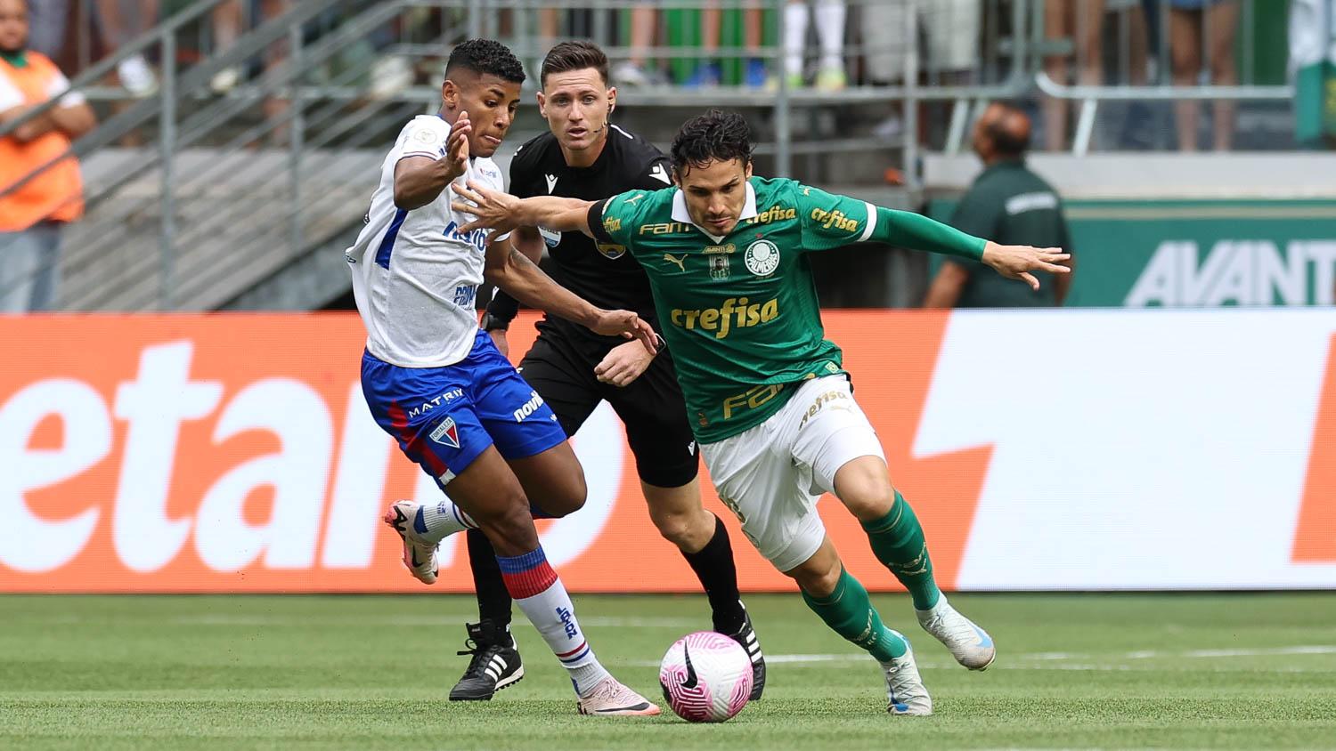 Foto do árbitro Ramon Abatti Abel durante jogo entre Palmeiras e Fortaleza