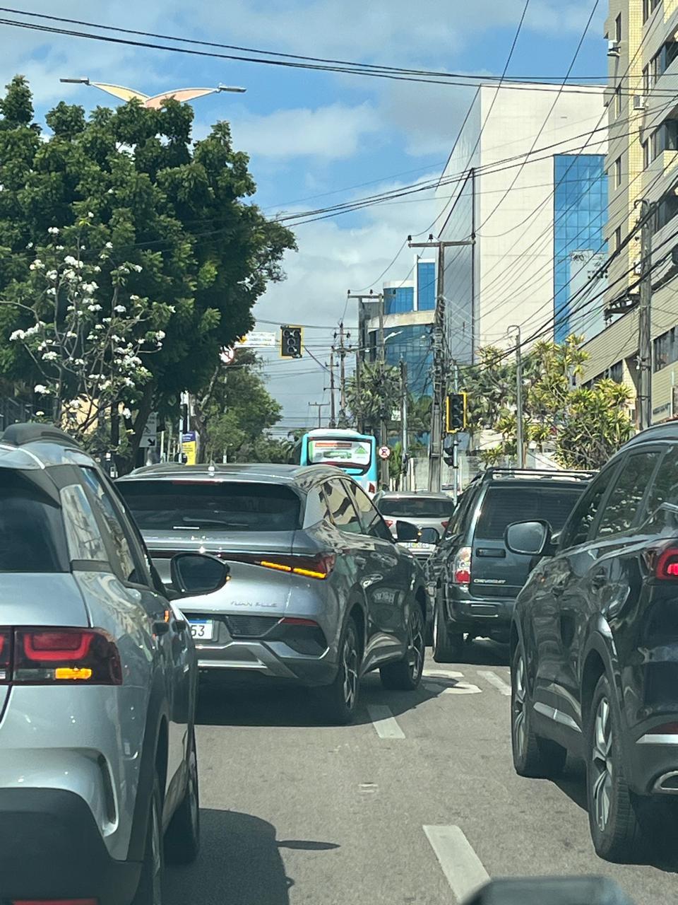 trânsito na Avenida Pontes Vieira