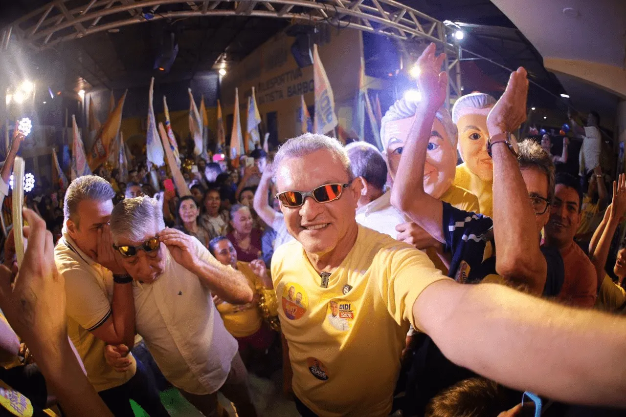 O adereço foi uma das marcas da campanha de Sarto, incorporado por todo o seu entorno.