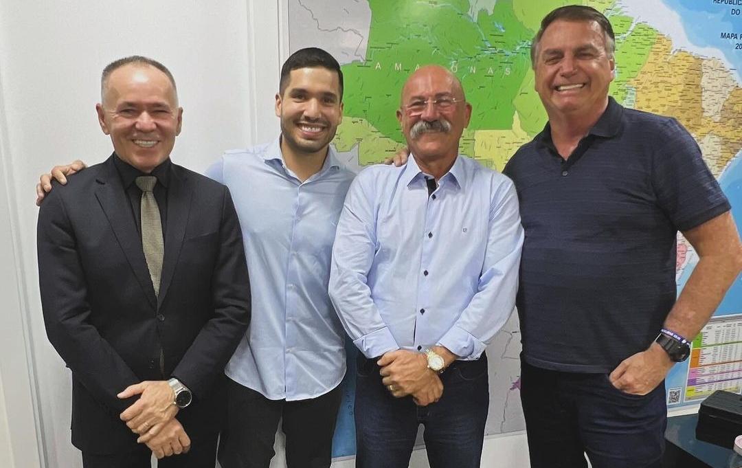 André Fernandes e seu pai, Pastor Alcides, ao lado de Inspetor Alberto e do ex-presidente Jair Bolsonaro