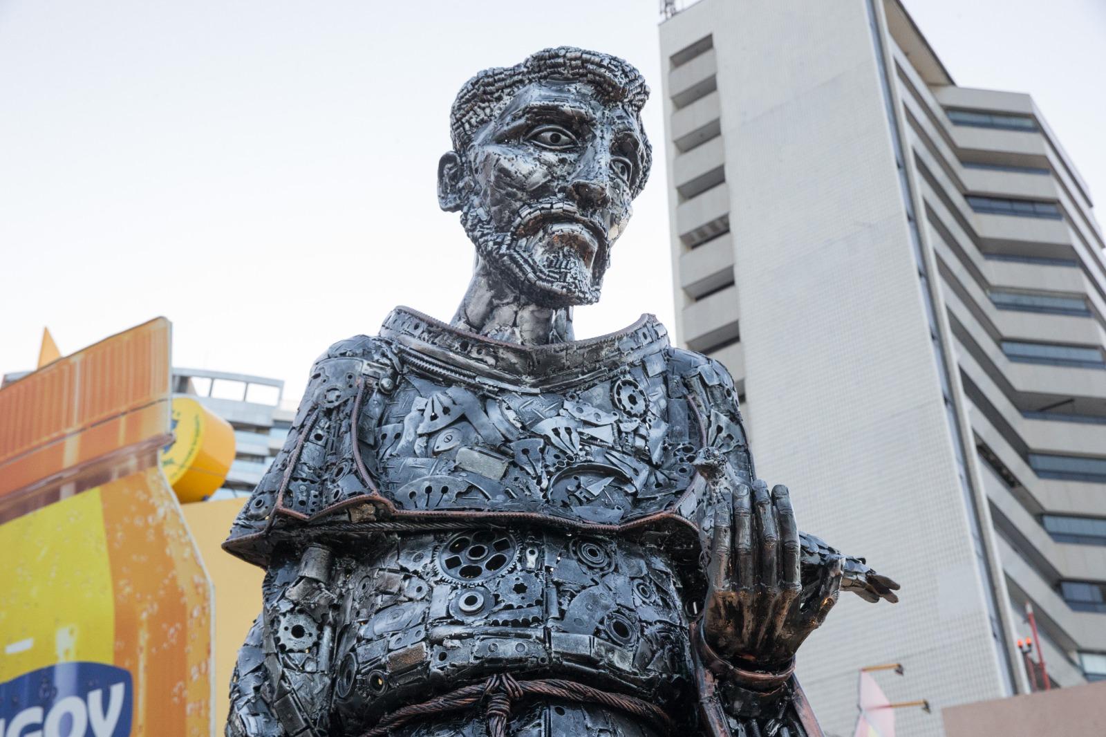 Desafios de produção da escultura de São Francisco de Assis incluíram o tamanho da obra e a representação humana