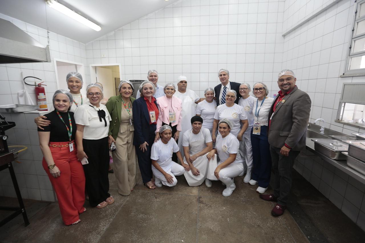 Grupo de visitantes na cozinha da escola