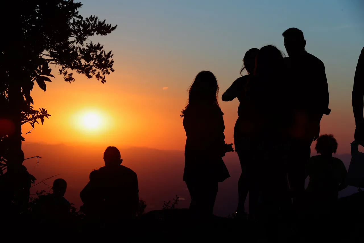 Muitos turistas aproveitam para ver o pôr do sol no Mirante do Pico Alto