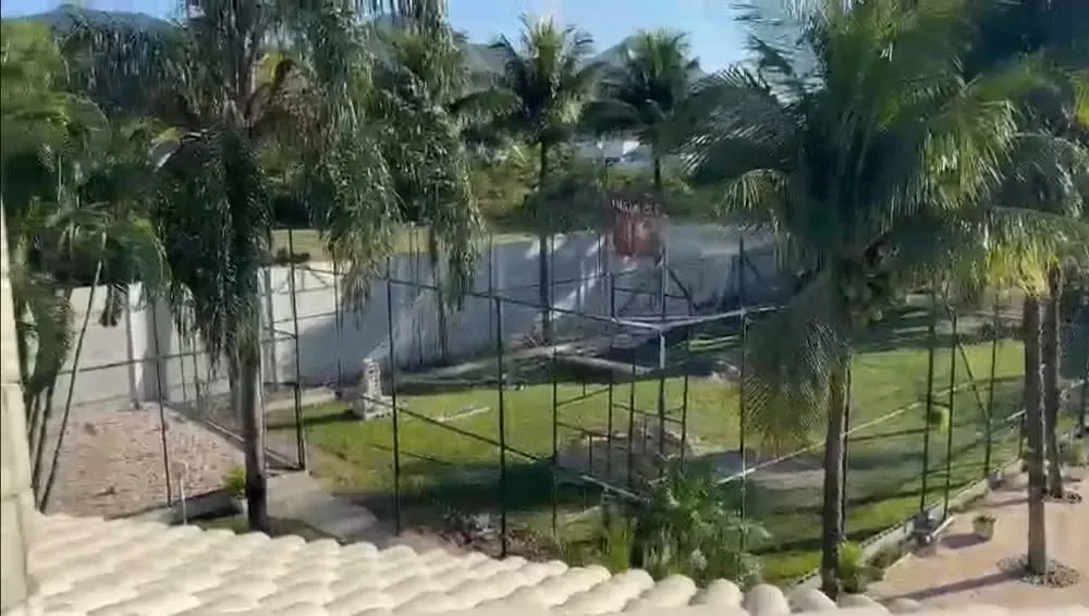 Mansão tem, pelo menos, duas quadras de esporte