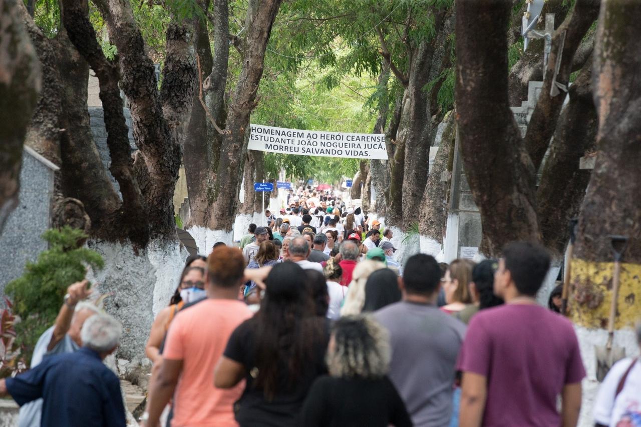 Pessoa em cemitério no dia de finados em Fortaleza