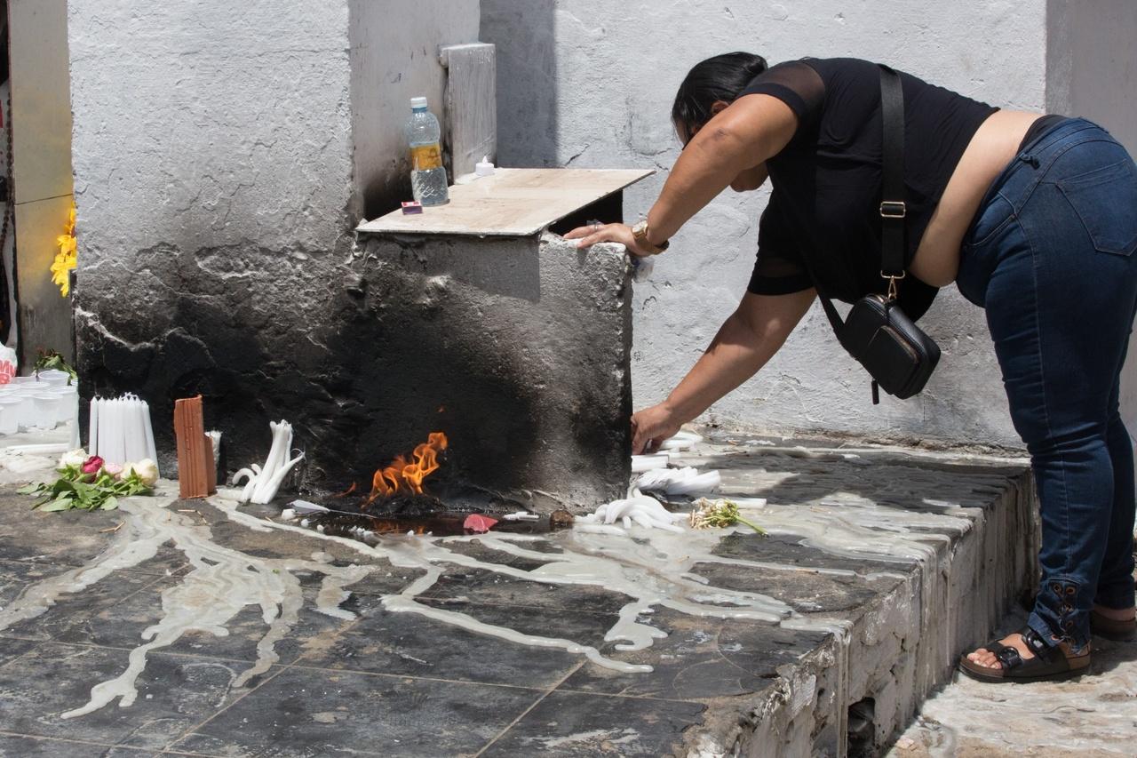 Pessoa em túmulo de cemitério em fortaleza no dia dos finados