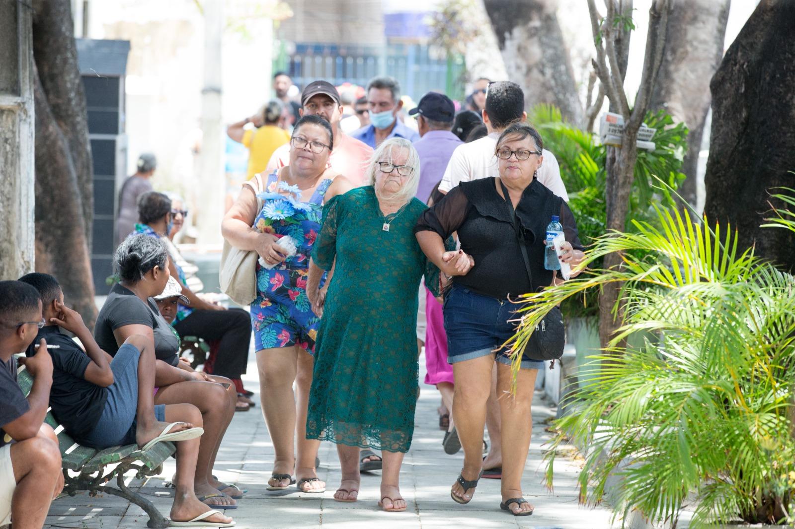 Pessoa em cemitério no dia de finados em Fortaleza