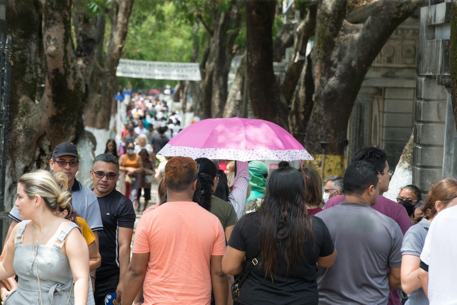 Pessoa em cemitério no dia de finados em Fortaleza