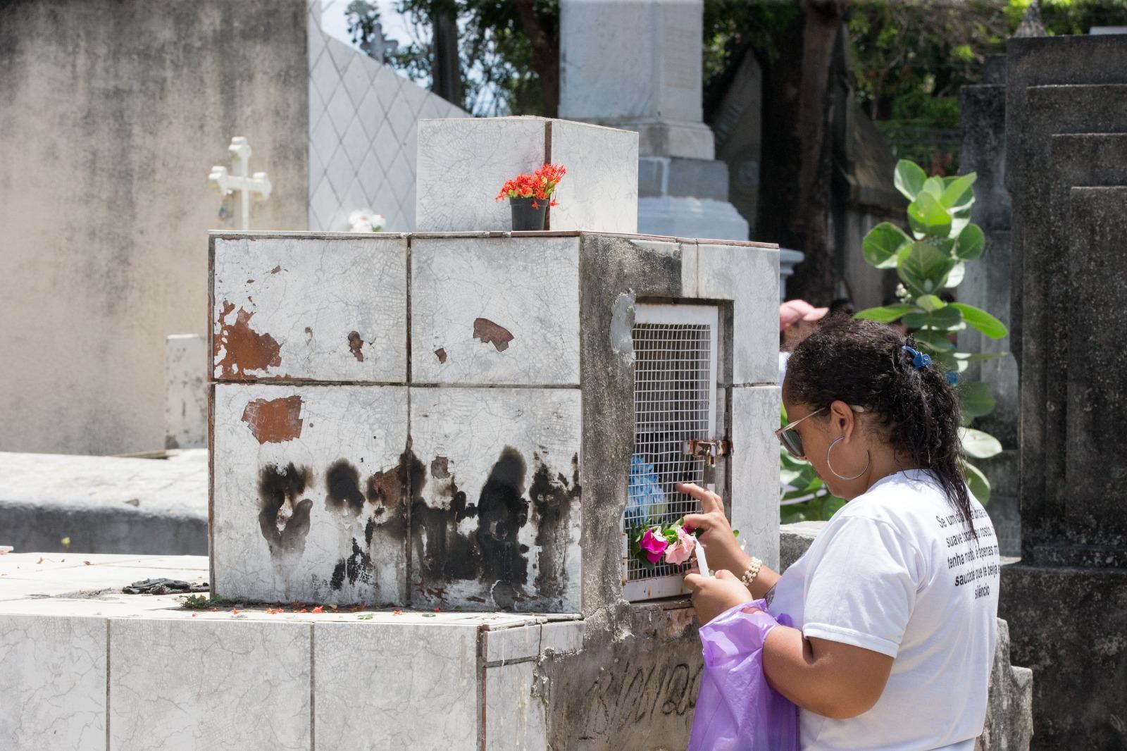 Pessoa em cemitério no dia de finados em Fortaleza