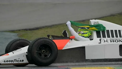 Na manhã deste domingo (3), ele deu uma volta em Interlagos com a icônica McLaren MP4/5B, máquina com a qual Senna conquistou o bicampeonato mundial