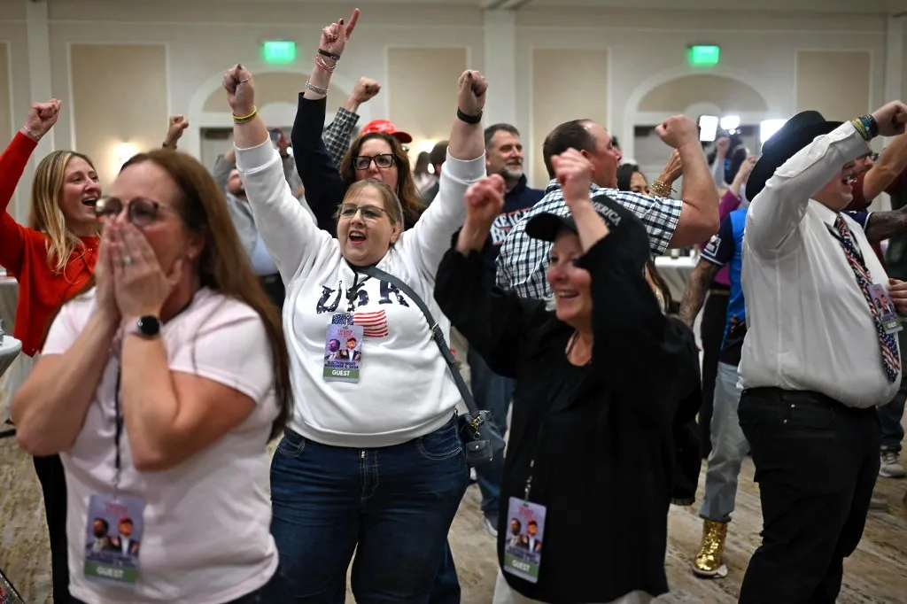 Apoiadores de Donald Trump reagem aos resultados eleitorais em uma festa republicana no Ingleside Hotel em Pewaukee, Wisconsin