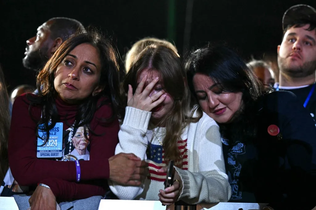 Apoiadores reagem aos resultados eleitorais durante evento para a candidata presidencial democrata Kamala Harris na Howard University em Washington, DC