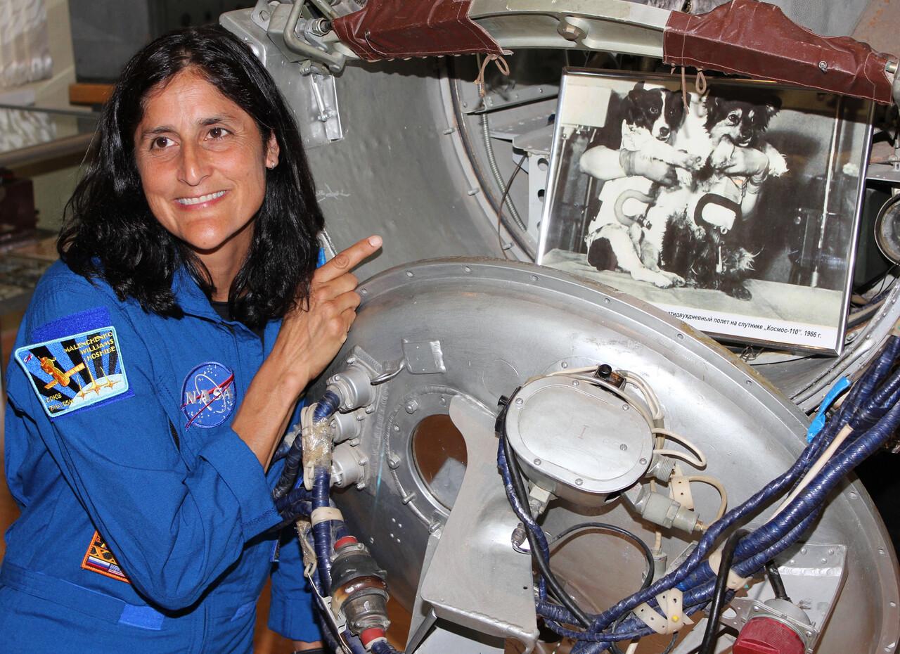 A norte-americana Sunita Williams, perto de uma foto dos cães espaciais soviéticos, Ugolyok e Veterok, em julho de 2012