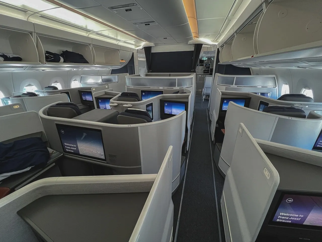 A primeira classe de um avião oferece um serviço mais exclusivo e com o preço mais elevado