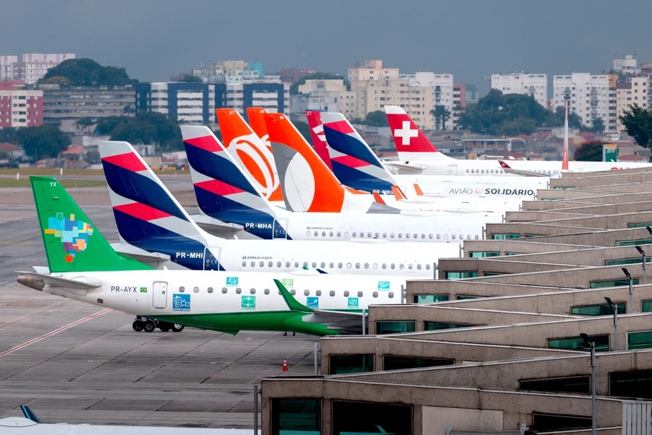 Aviões estacionados no aeroporto