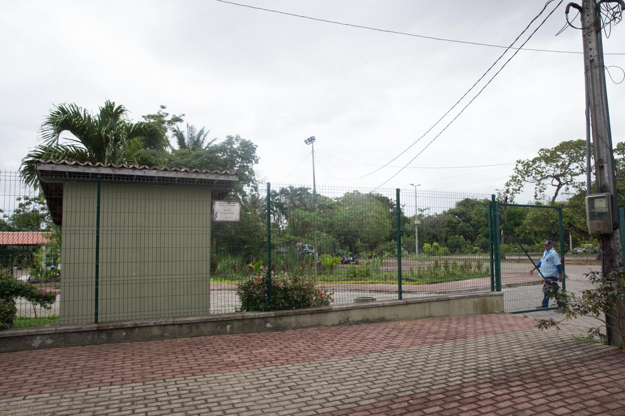 Portões do zoológico de Fortaleza fechados