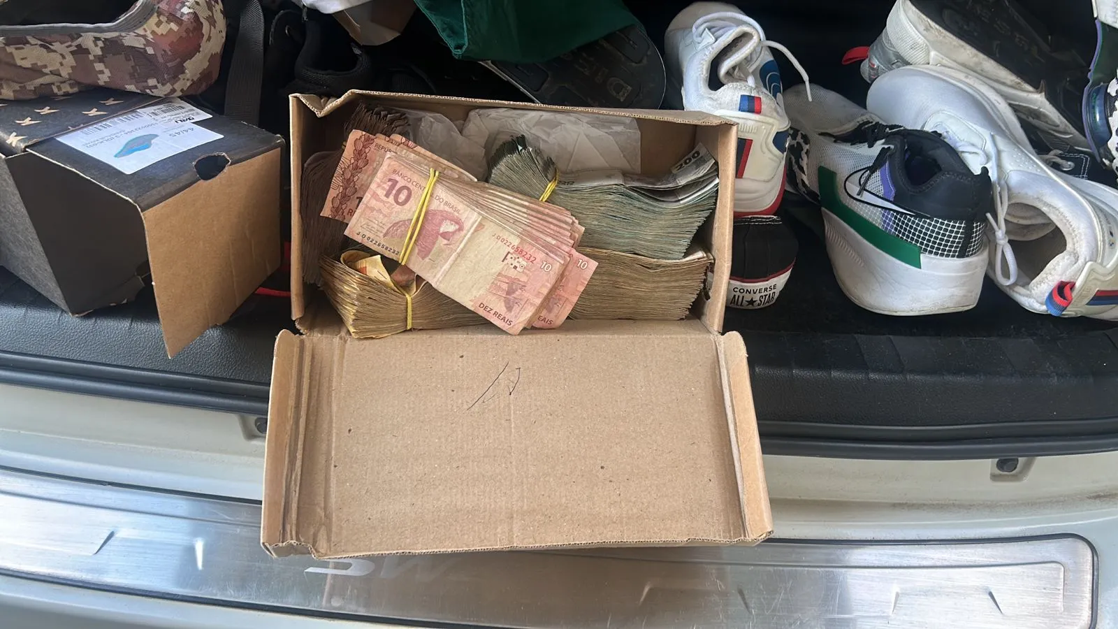 Dinheiro foi encontrado nos locais alvo da operação