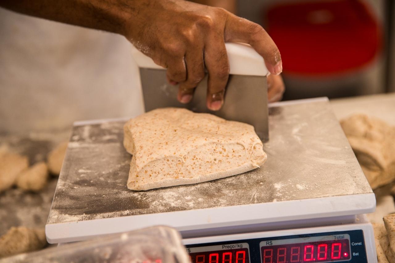 Diferenciais da produção artesanal de pães vai do processo ao tipo de ingredientes; na foto, registro da cozinha da Nema Padaria