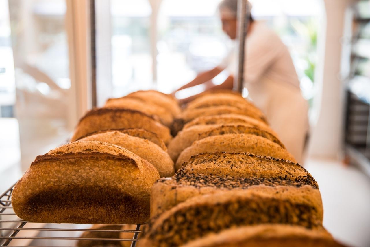 Pães com fermentação natural tem 'sabores mais complexos, ricos e levemente ácidos', explica professor; na foto, registro da produção da Nema Padaria