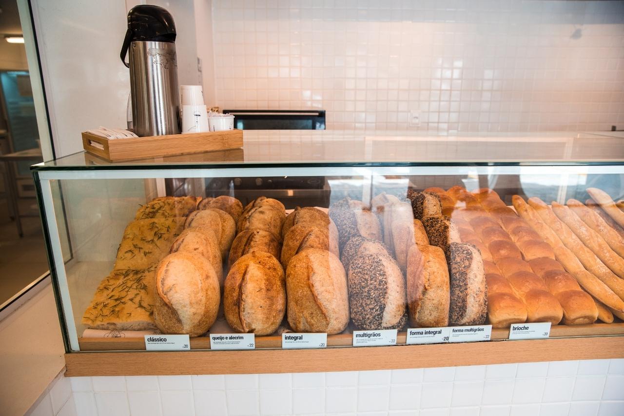 Na Nema, clientes pedem pães no balcão, onde também é servido café como cortesia